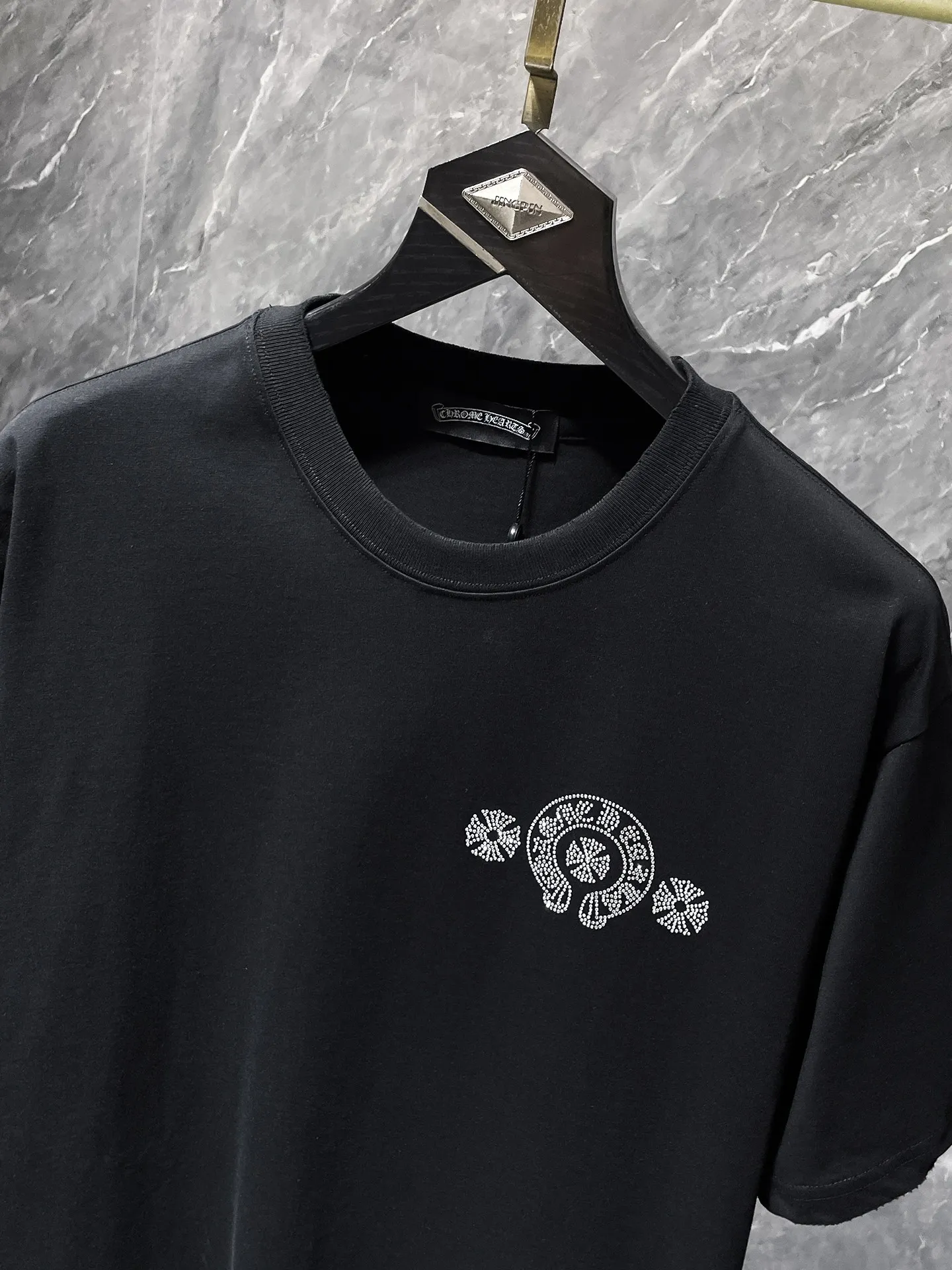 P166 New Chrome Hearts 25ss for summer. High-weight, environmentally friendly and high-quality top-grade fabric. 260g~270g. Heavy-duty hot-drilled horseshoes and Sanskrit letters cross short sleeves. Counter synchronization. 1:1 replica version. Recommended colors: black, white, gray. Size: S, M, L, XL.